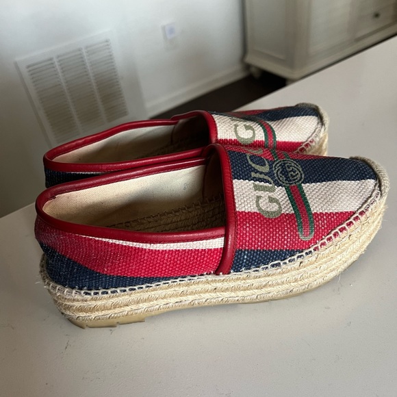 Red Gucci esperdillas doesn’t fit me anymore after I had a bb great condition - Picture 2 of 4